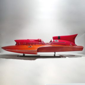 Modell eines Motorbootes