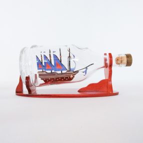 Caravelle-Schiffsmütze in Henessy-Flasche 