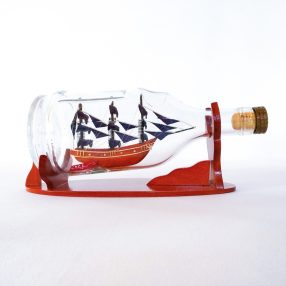 HMS Bounty Schiffsmodell in Henessy-Flasche 