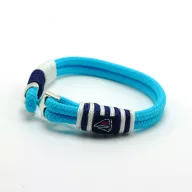 Hellblaues Segelarmband mit marineblau-weißem Geflecht 